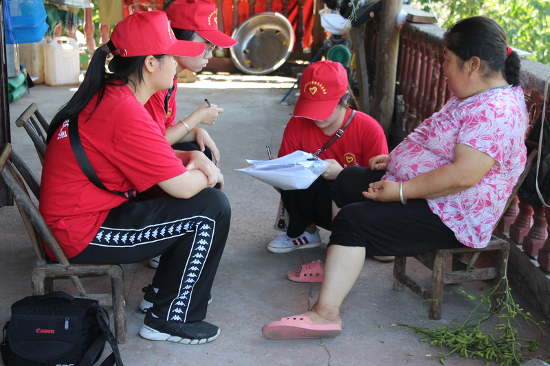 图10-志愿者们走访农户进行问卷调查.jpg